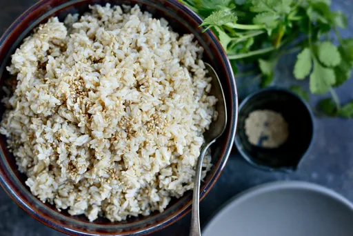Arroz integral con jengibre y sésamo