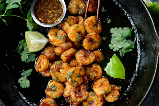 Gambas glaseadas con miel picante y ajo