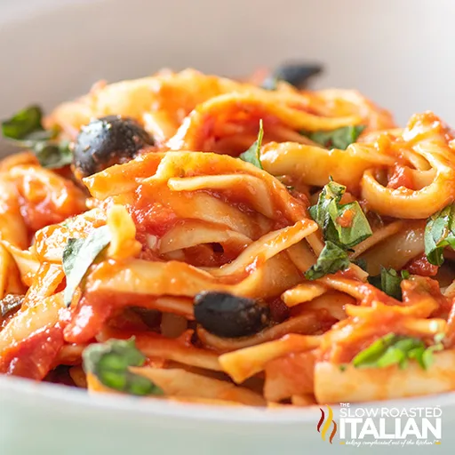 Easy Pasta Puttanesca Recipe (25 Minute One Pot)