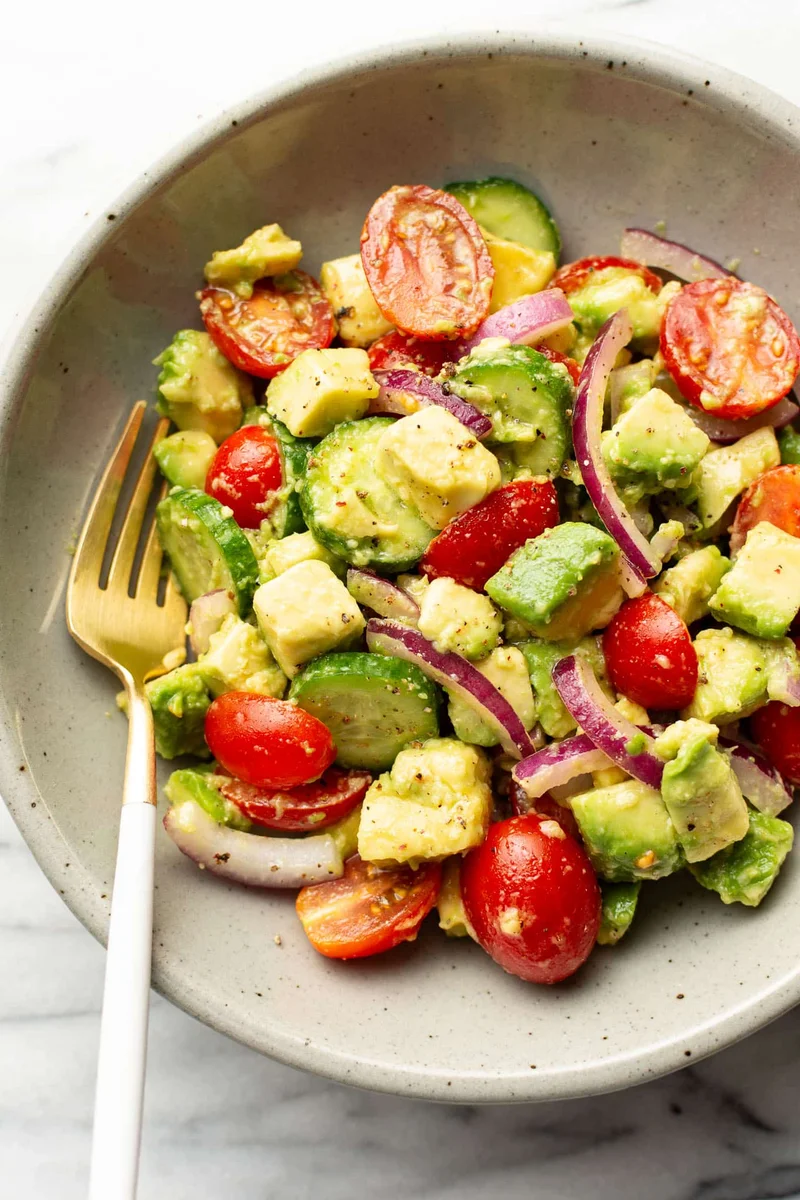 Ensalada Fácíl de Pepino, Tomate y Aguacate