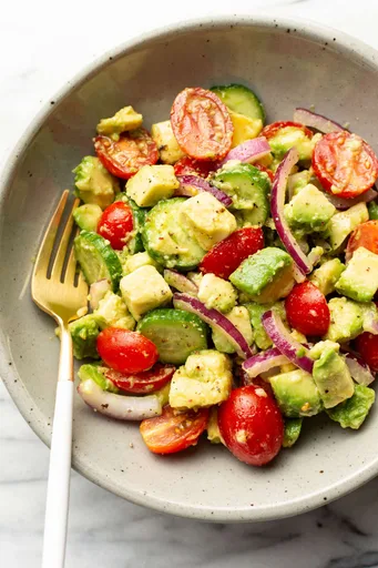 Ensalada Fácíl de Pepino, Tomate y Aguacate