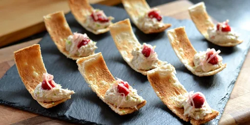 Paté de caballa ahumada con arándanos, lima y jengibre sobre tostadas Melba