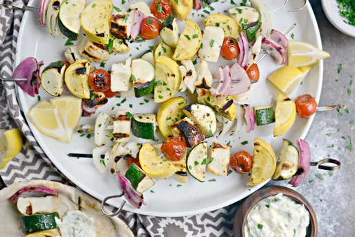 Brochetas de verduras y queso halloumi a la parrilla