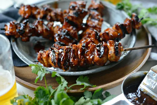 Brochetas de Pollo Dulces y Pegajosas a la Parrilla