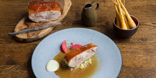 Peta de cerdo al vacío con repollo hispi y manzanas