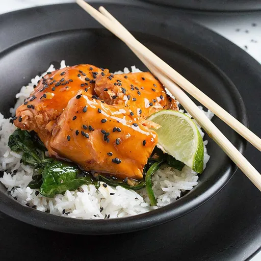 Bol de arroz con salmón glaseado al sirope de arce