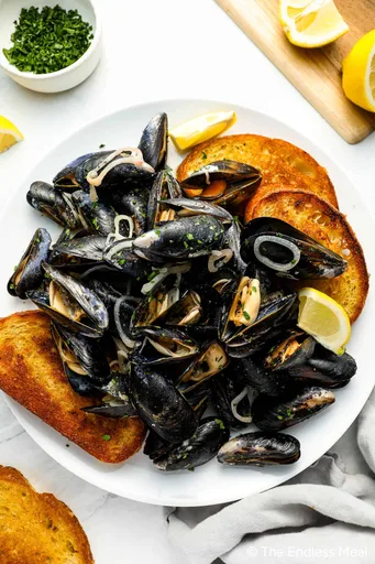 How to Cook Mussels (with White Wine and Cream)