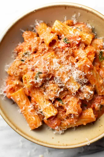 Rigatoni con salchicha fácil
