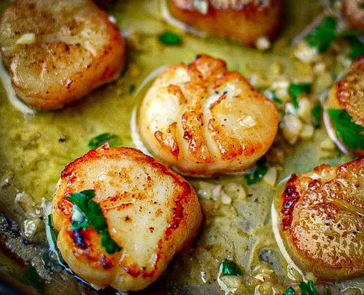 Vieiras a la Plancha con Mantequilla de Limón y Ajo