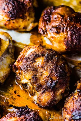 Muslos de pollo con hueso al horno jugosos y crujientes