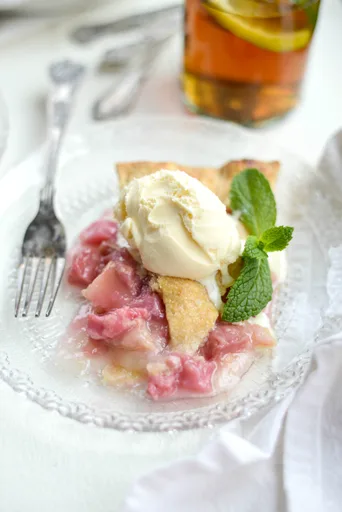 Classic Homemade Rhubarb Pie
