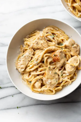 Pasta fácil con pollo al ajillo