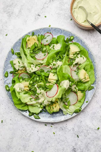Ensalada rápida de cogollos de tudela con aderezo de aguacate