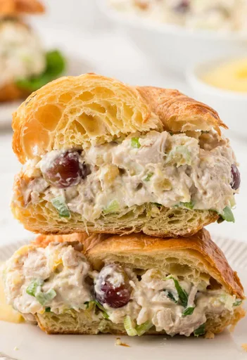 Sándwiches de Ensalada de Pollo y Piña