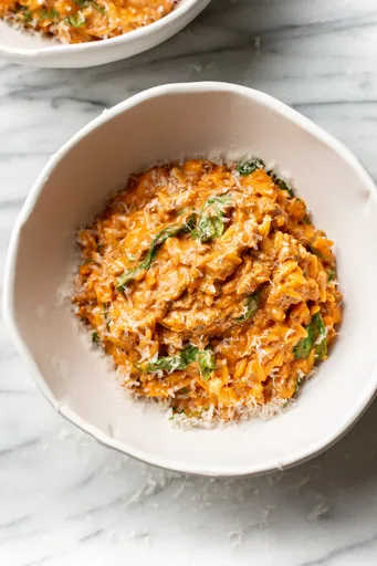 Pasta orzo con carne picada y salsa cremosa de tomate