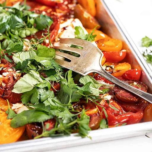 Tomates asados al horno con feta y hierbas