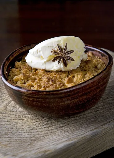 Rhubarb and ginger crumble