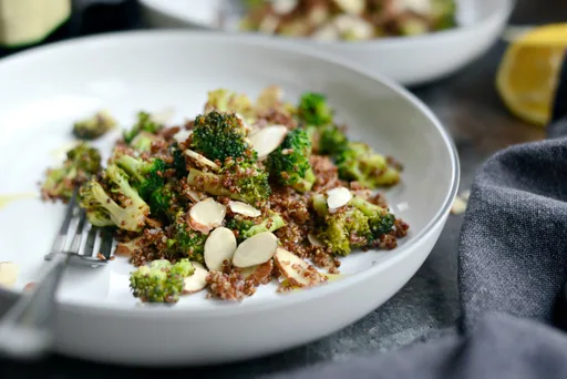 Quinoa fácil con limón, brócoli y almendras