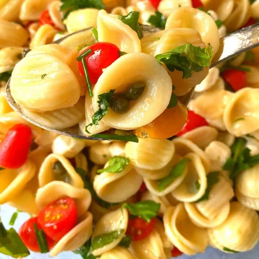 Ensalada de pasta orecchiette con vinagreta de hierbas