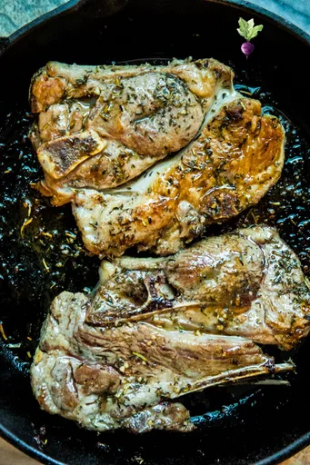 Chuletas de cordero asadas al horno con romero