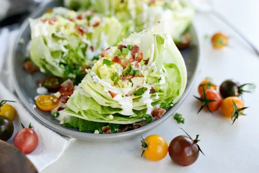 Ensalada Wedge cargada con aderezo de suero de leche y pimienta negra