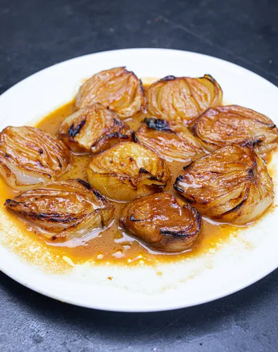 Cebollas a la mantequilla de miso