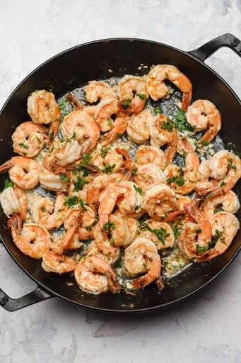 Langostinos al cilantro y lima, picantes y con ajo, en 10 minutos