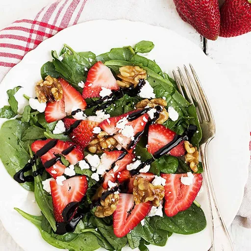 Ensalada de espinacas, fresas y queso de cabra