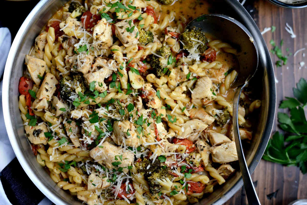 Massa com frango e pesto feita em uma só panela