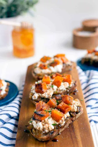 Crostini de calabacín y requesón