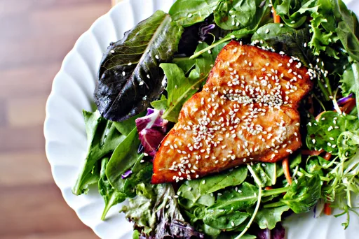 Ensalada de salmón con glaseado de naranja