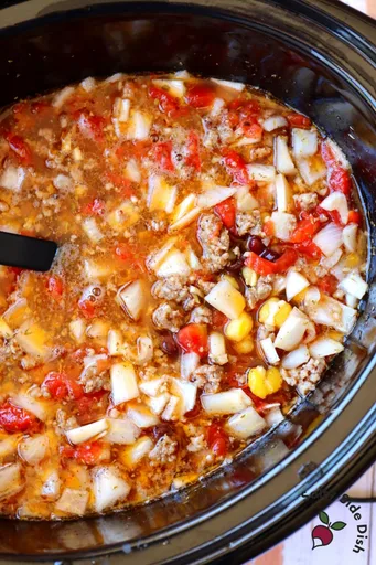 Sopa de salchicha y judías negras en olla de cocción lenta