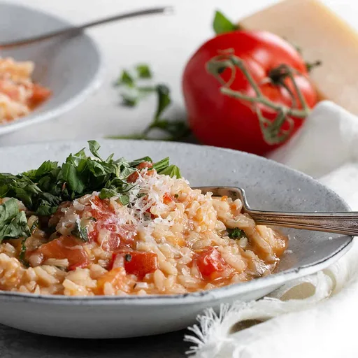 Risotto de tomate y albahaca