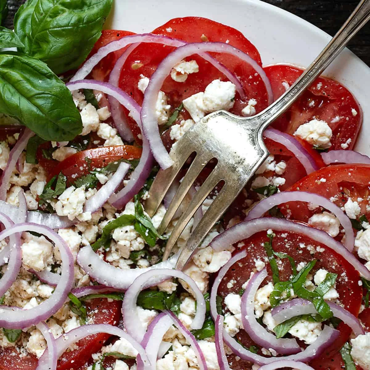 Ensalada de tomate, cebolla y feta