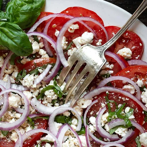 Ensalada de tomate, cebolla y feta