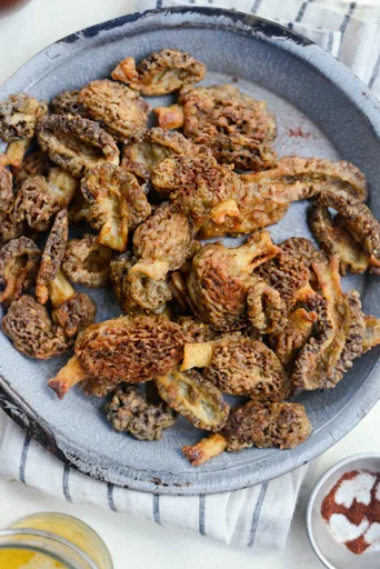 Setas colmenillas fritas en sartén
