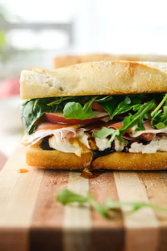 Sándwich de melocotón, jamón serrano y burrata