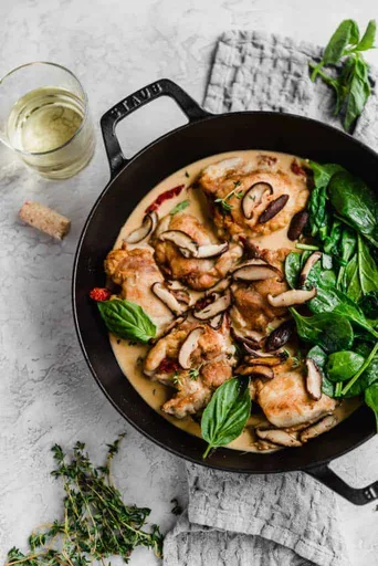 Muslos de pollo con champiñones y salsa de vino blanco