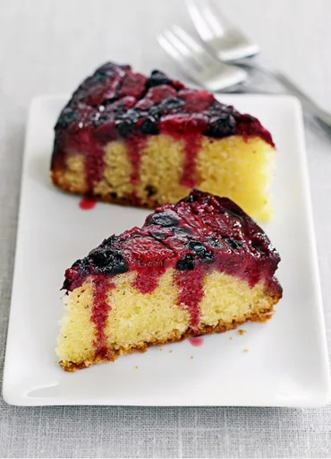Upside-down berry cake