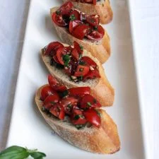 Bruschettas de tomate cherry y albahaca