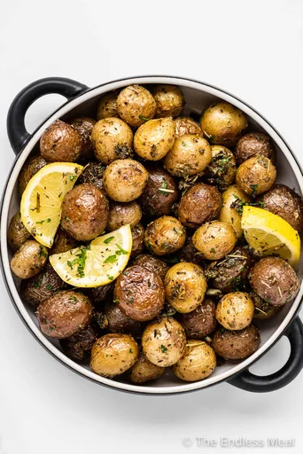 Patatas mini asadas con hierbas, ajo y limón