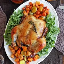 Pollo marinado al horno con verduras