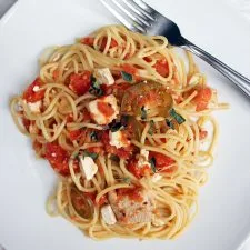 Espaguetis Barilla® con pollo y salsa de tomate picante