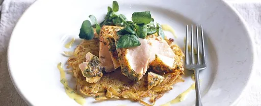 Salmón sobre rosti de patata y cebolla con alioli de menta