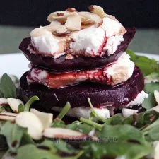 Barbabietole con formaggio di capra, rucola e mandorle