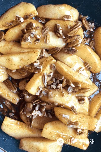 Manzanas Fritas Estilo Sureño con Canela y Pecanas