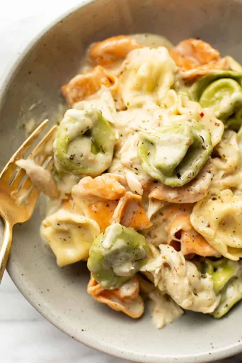Tortellini de pollo al pesto