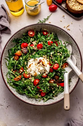 Ensalada de rúcula y burrata