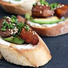 Crostini de pollo y piña teriyaki