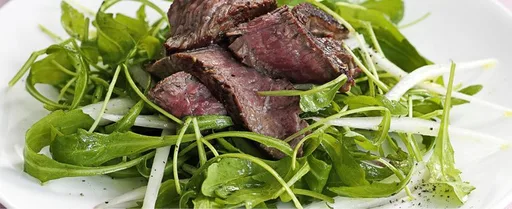 Ensalada de rúcula, ternera sellada y chalota